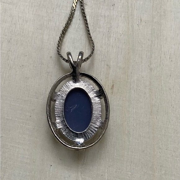 Vintage blue & white cameo pendant necklace - Picture 4 of 8